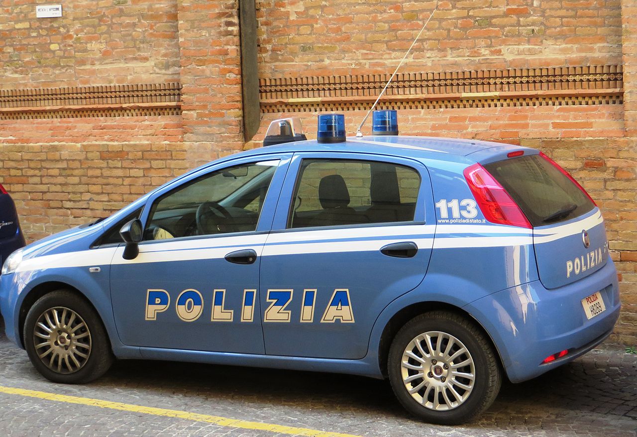 1280px-police_car_italy_05